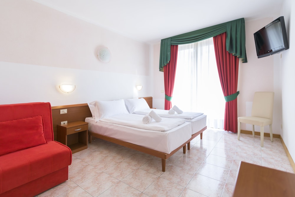 Hotel Garda Bellevue — Hotel rooms in Limone sul Garda, Lombardy