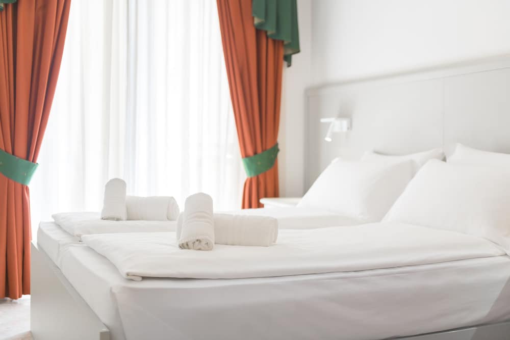 Hotel Garda Bellevue — Hotel rooms in Limone sul Garda, Lombardy
