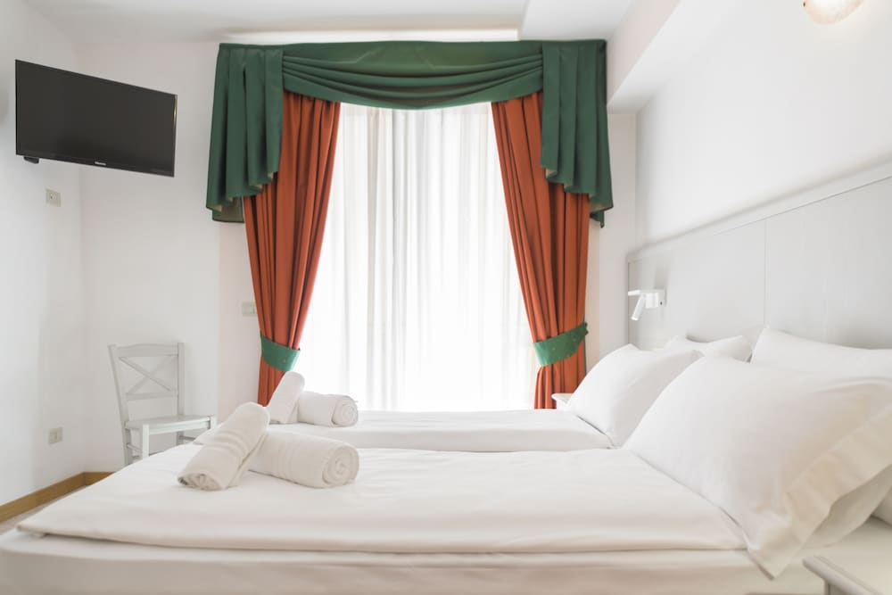 Hotel Garda Bellevue — Hotel rooms in Limone sul Garda, Lombardy
