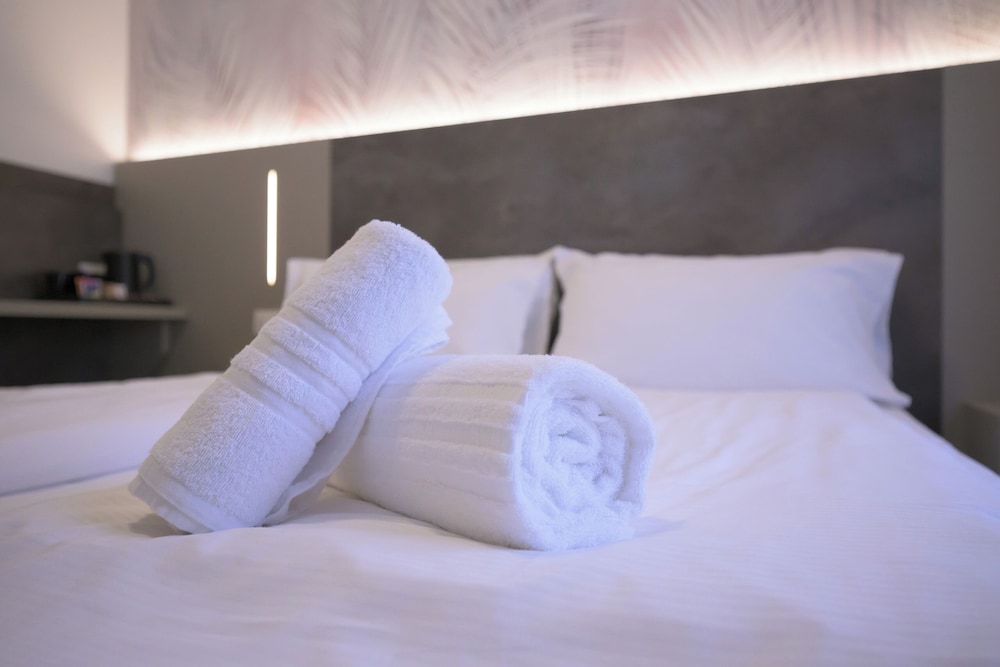 Hotel Garda Bellevue — Hotel rooms in Limone sul Garda, Lombardy
