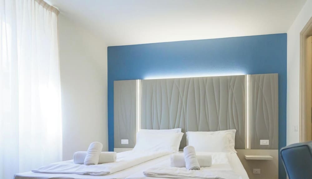 Hotel Garda Bellevue — Hotel rooms in Limone sul Garda, Lombardy