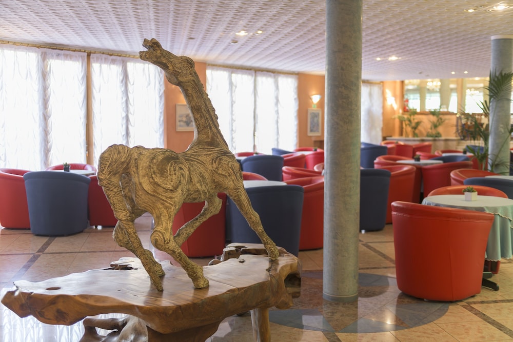 Hotel Garda Bellevue — Hotel building in Limone sul Garda, Lombardy