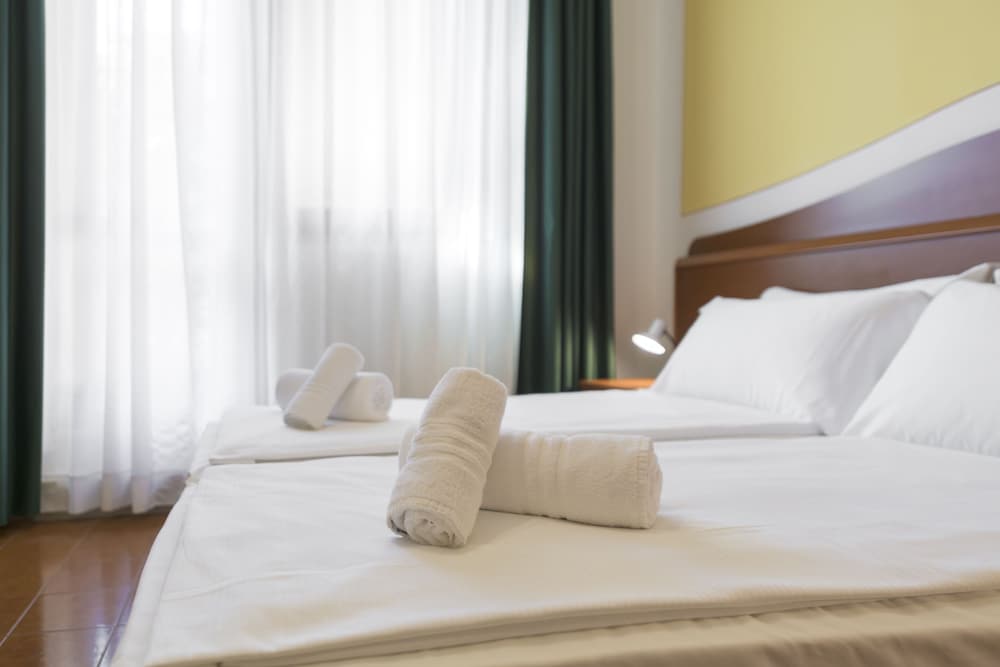 Hotel Garda Bellevue — Hotel rooms in Limone sul Garda, Lombardy