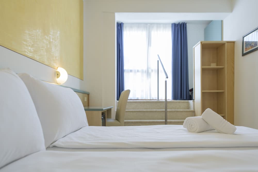 Hotel Garda Bellevue — Hotel rooms in Limone sul Garda, Lombardy