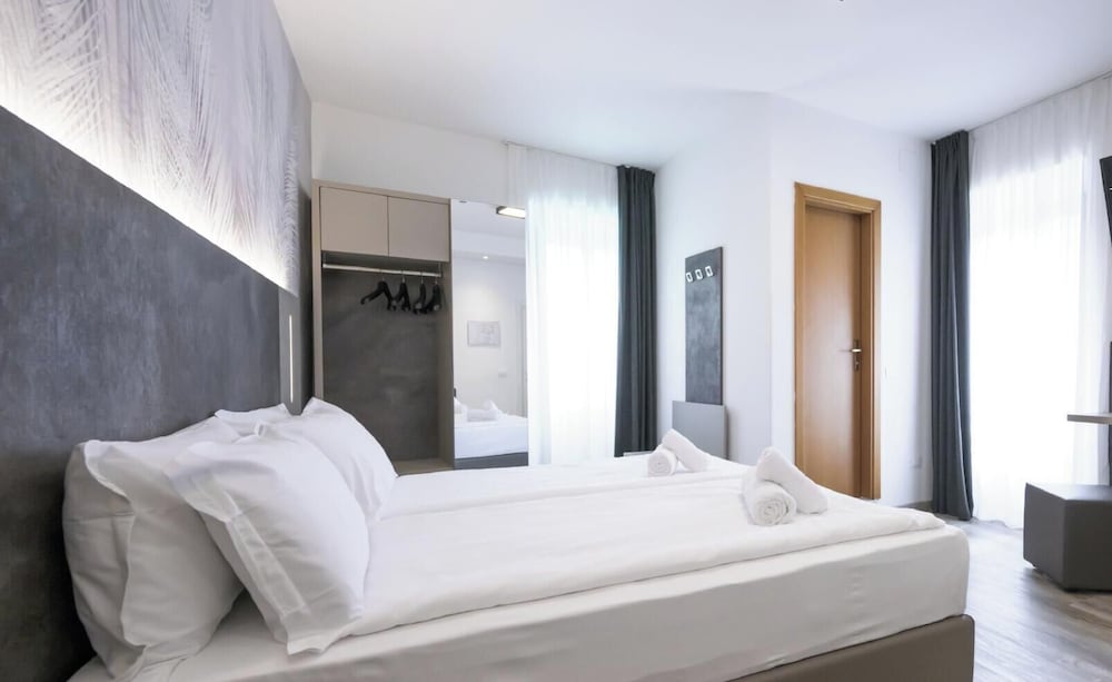 Hotel Garda Bellevue — Hotel rooms in Limone sul Garda, Lombardy