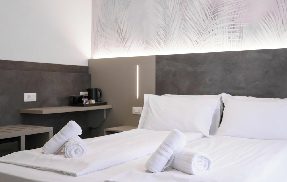 Hotel Garda Bellevue — Hotel rooms in Limone sul Garda, Lombardy