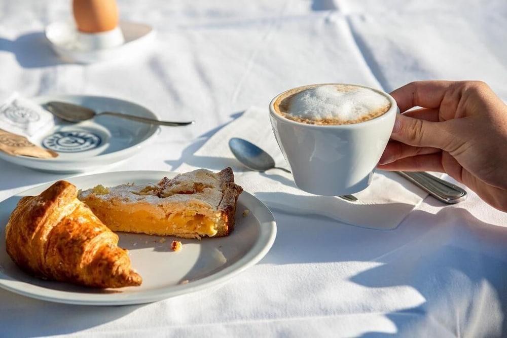 Hotel Garda Bellevue — Restaurant & bars in Limone sul Garda, Lombardy