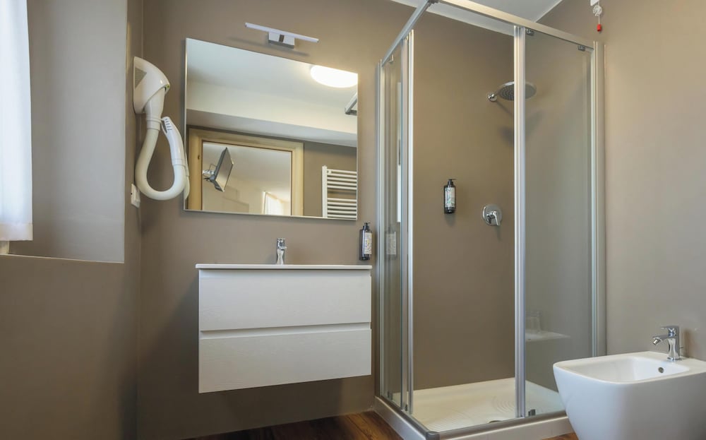 Hotel Garda Bellevue — Hotel rooms in Limone sul Garda, Lombardy