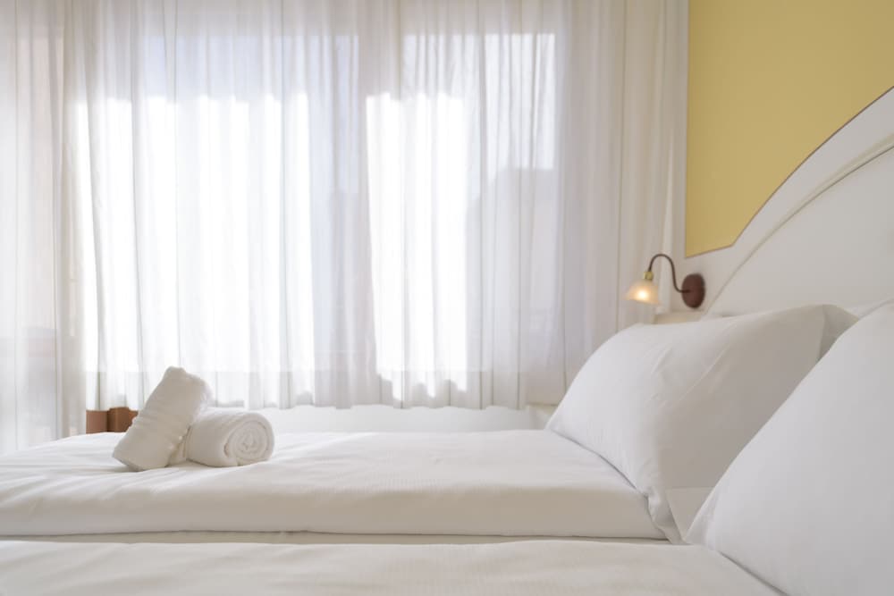 Hotel Garda Bellevue — Hotel rooms in Limone sul Garda, Lombardy