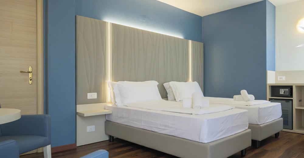 Hotel Garda Bellevue — Hotel rooms in Limone sul Garda, Lombardy