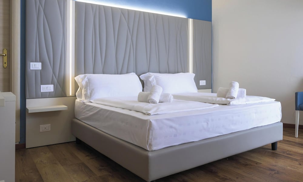 Hotel Garda Bellevue — Hotel rooms in Limone sul Garda, Lombardy