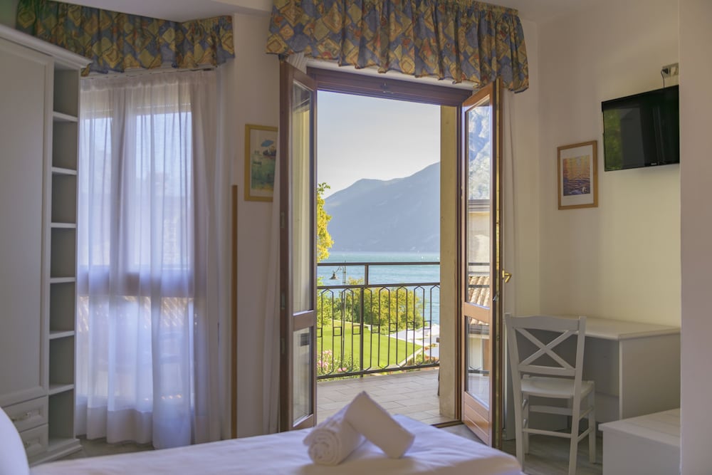 Hotel Garda Bellevue — Hotel rooms in Limone sul Garda, Lombardy