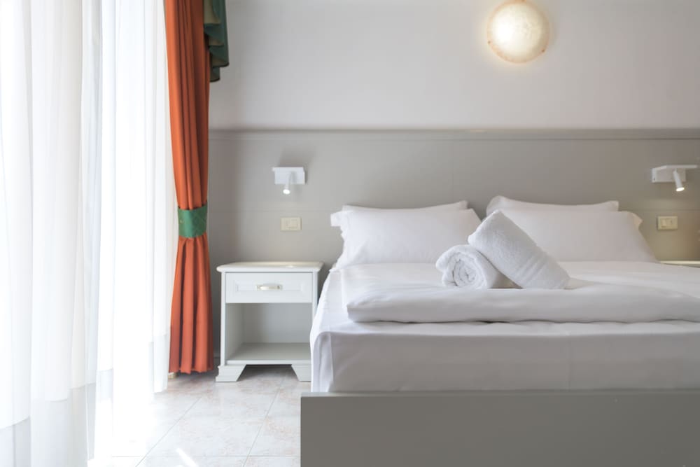 Hotel Garda Bellevue — Hotel rooms in Limone sul Garda, Lombardy