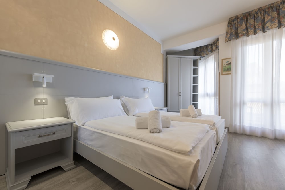 Hotel Garda Bellevue — Hotel rooms in Limone sul Garda, Lombardy