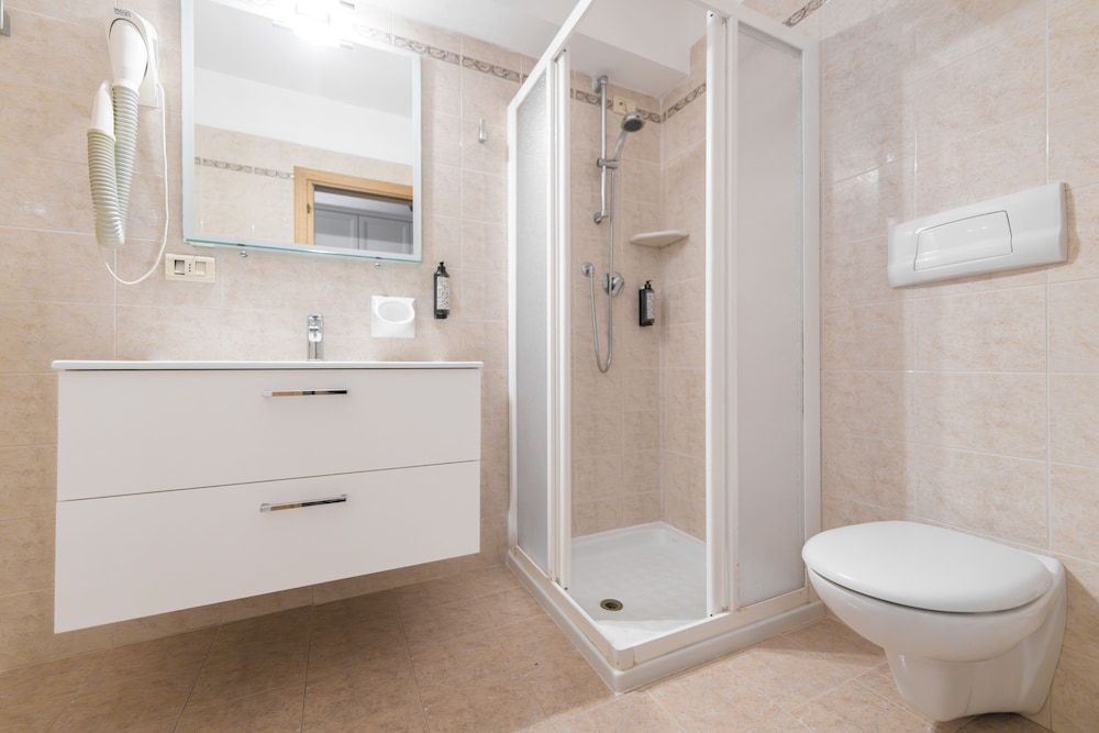Hotel Garda Bellevue — Hotel rooms in Limone sul Garda, Lombardy