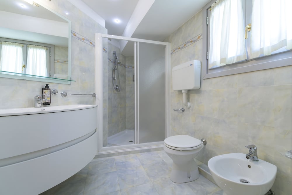 Hotel Garda Bellevue — Hotel rooms in Limone sul Garda, Lombardy
