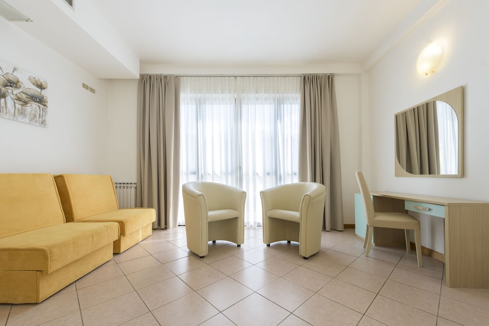 Hotel Garda Bellevue — Hotel rooms in Limone sul Garda, Lombardy