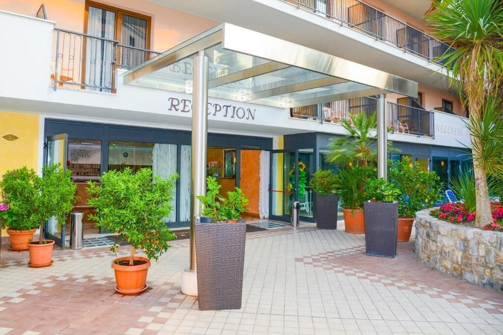 Hotel Garda Bellevue — Hotel building in Limone sul Garda, Lombardy