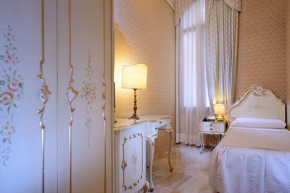 Hotel Canaletto — Hotel rooms in Venice, Veneto