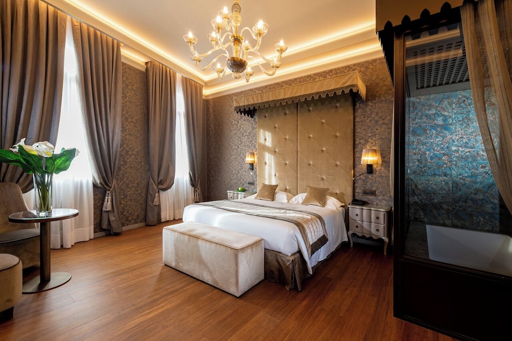 Hotel Canaletto — Hotel rooms in Venice, Veneto