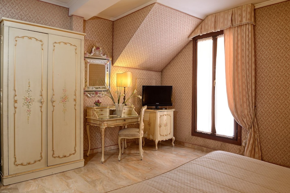 Hotel Canaletto — Hotel rooms in Venice, Veneto