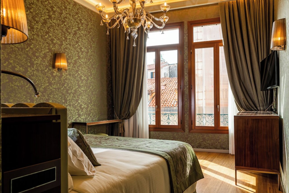 Hotel Canaletto — Hotel rooms in Venice, Veneto