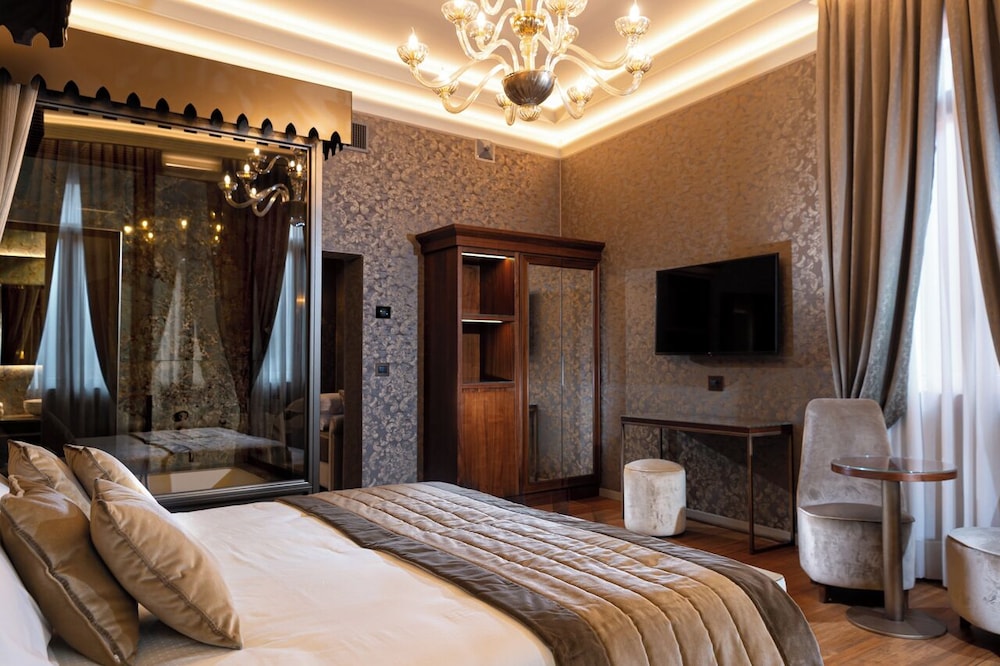 Hotel Canaletto — Hotel rooms in Venice, Veneto