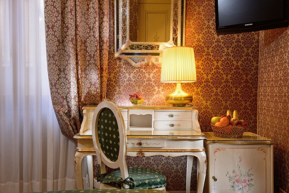 Hotel Canaletto — Hotel rooms in Venice, Veneto