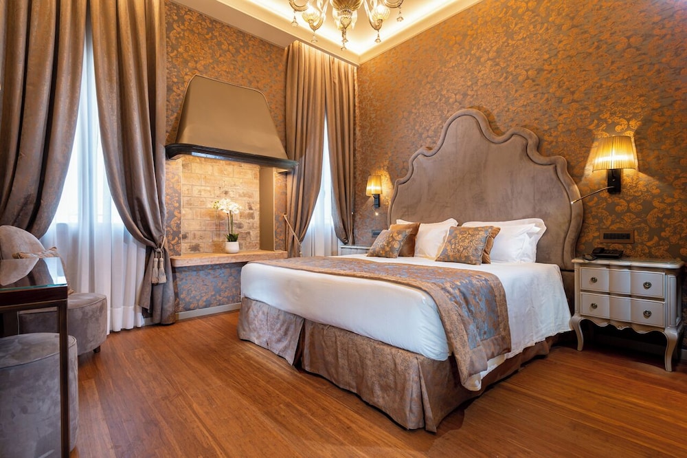 Hotel Canaletto — Hotel rooms in Venice, Veneto