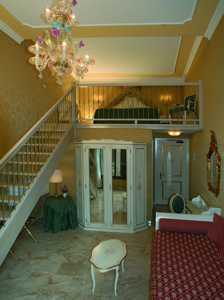 Hotel Canaletto — Hotel rooms in Venice, Veneto