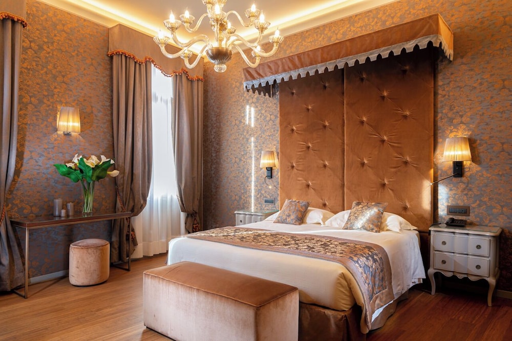 Hotel Canaletto — Hotel rooms in Venice, Veneto