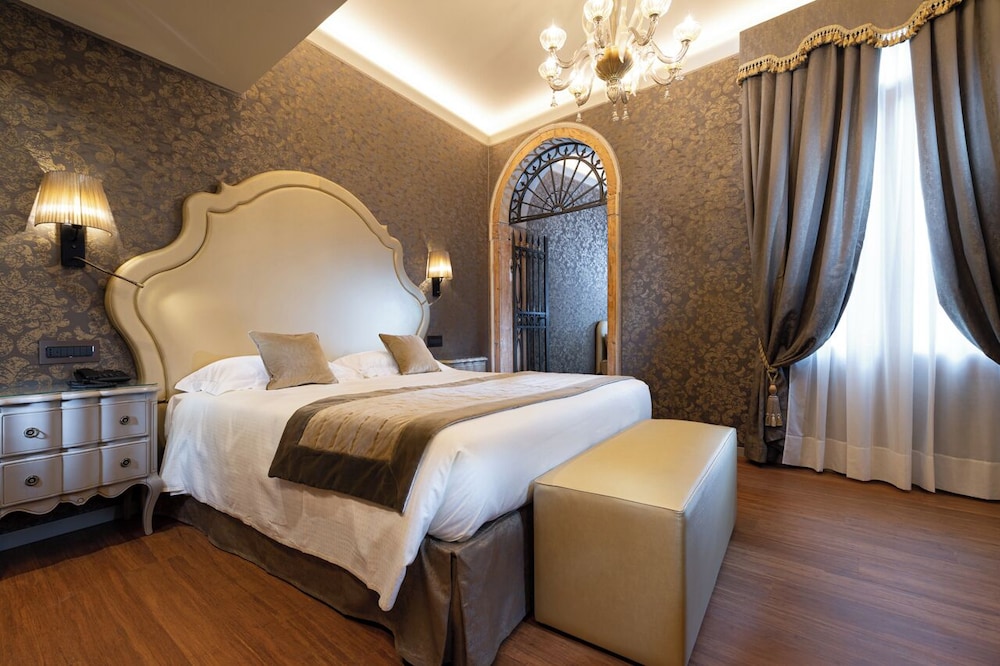 Hotel Canaletto — Hotel rooms in Venice, Veneto
