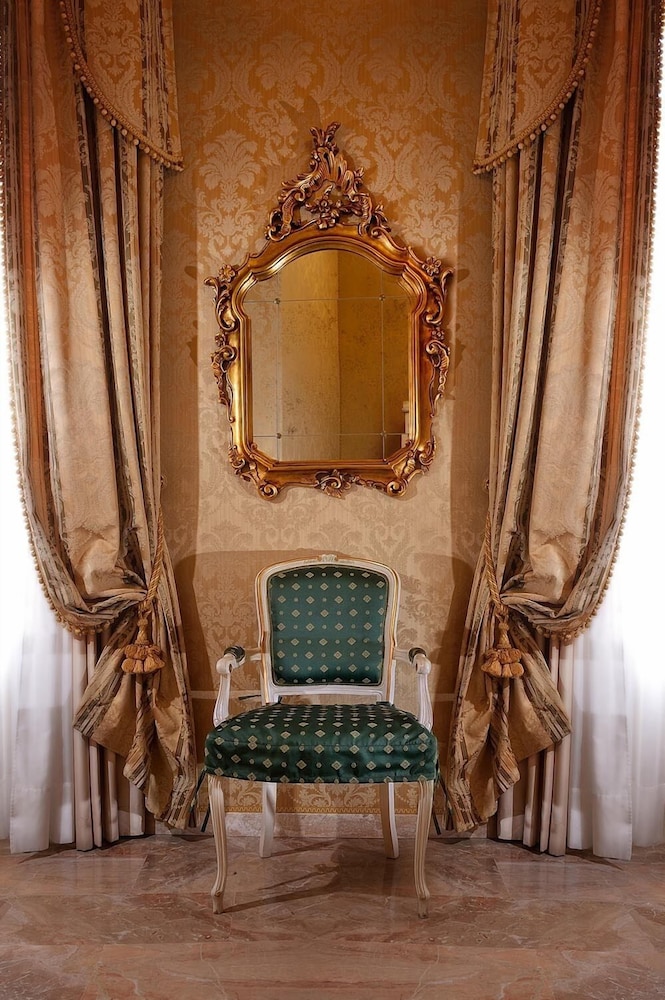 Hotel Canaletto — Hotel rooms in Venice, Veneto