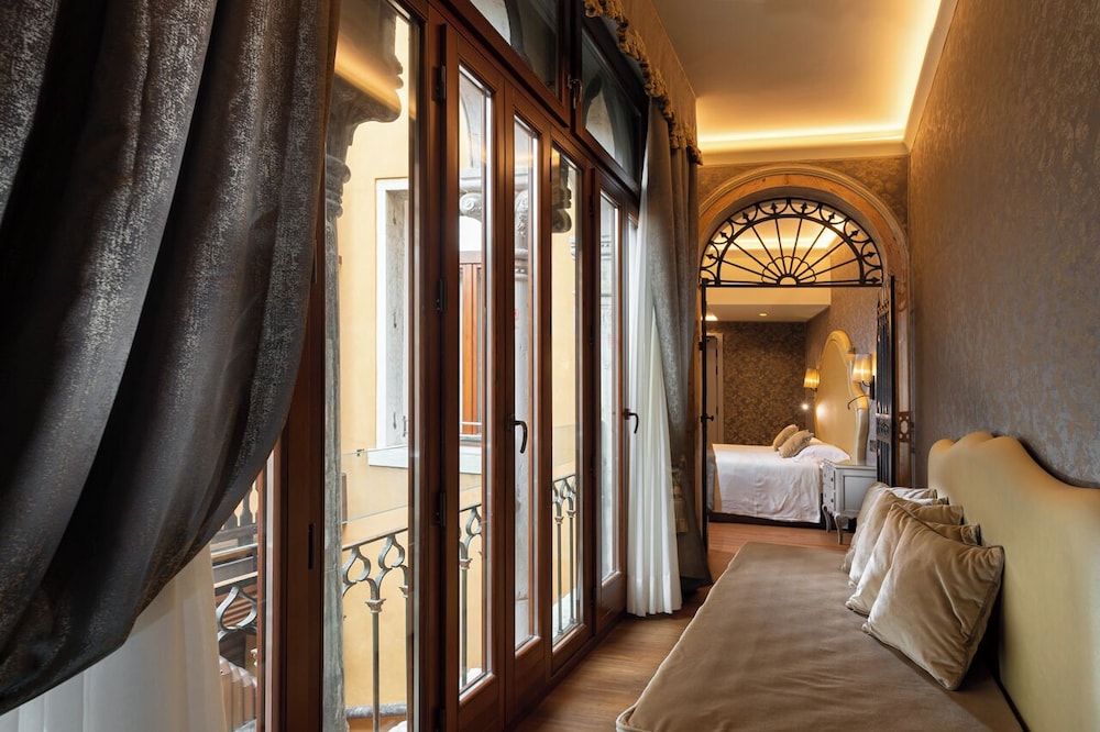 Hotel Canaletto — Hotel rooms in Venice, Veneto