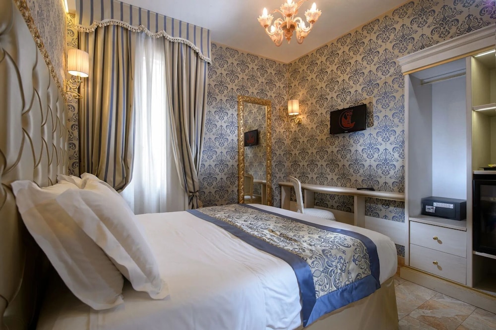 Hotel Canaletto — Hotel rooms in Venice, Veneto