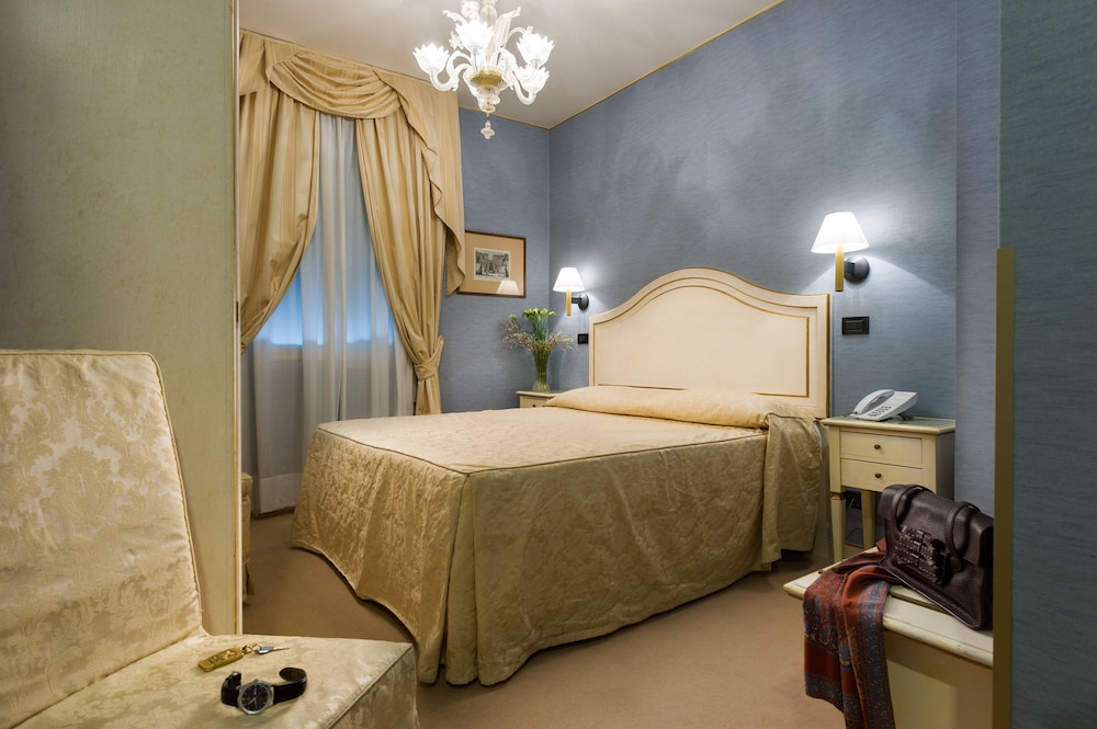 Carlton Capri Hotel — Hotel rooms in Venice, Veneto