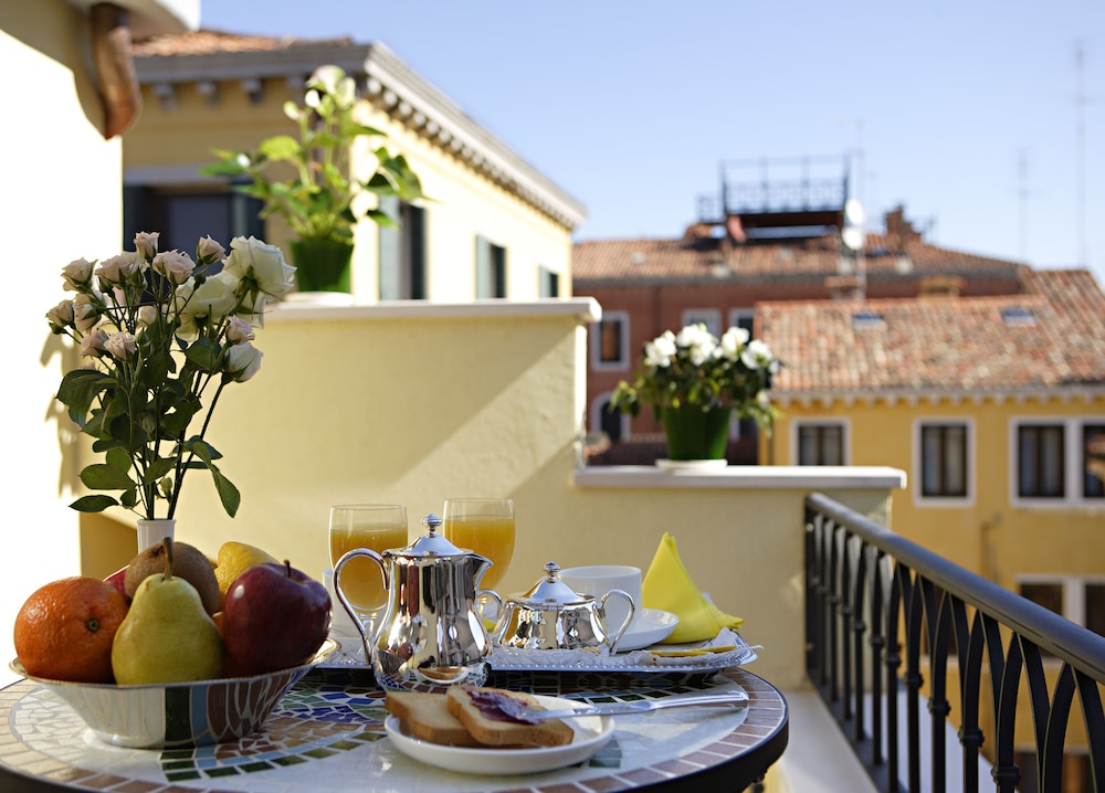 Carlton Capri Hotel — Hotel building in Venice, Veneto