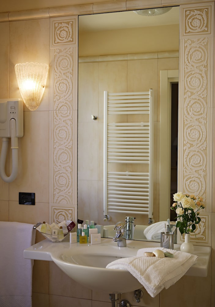 Carlton Capri Hotel — Hotel rooms in Venice, Veneto