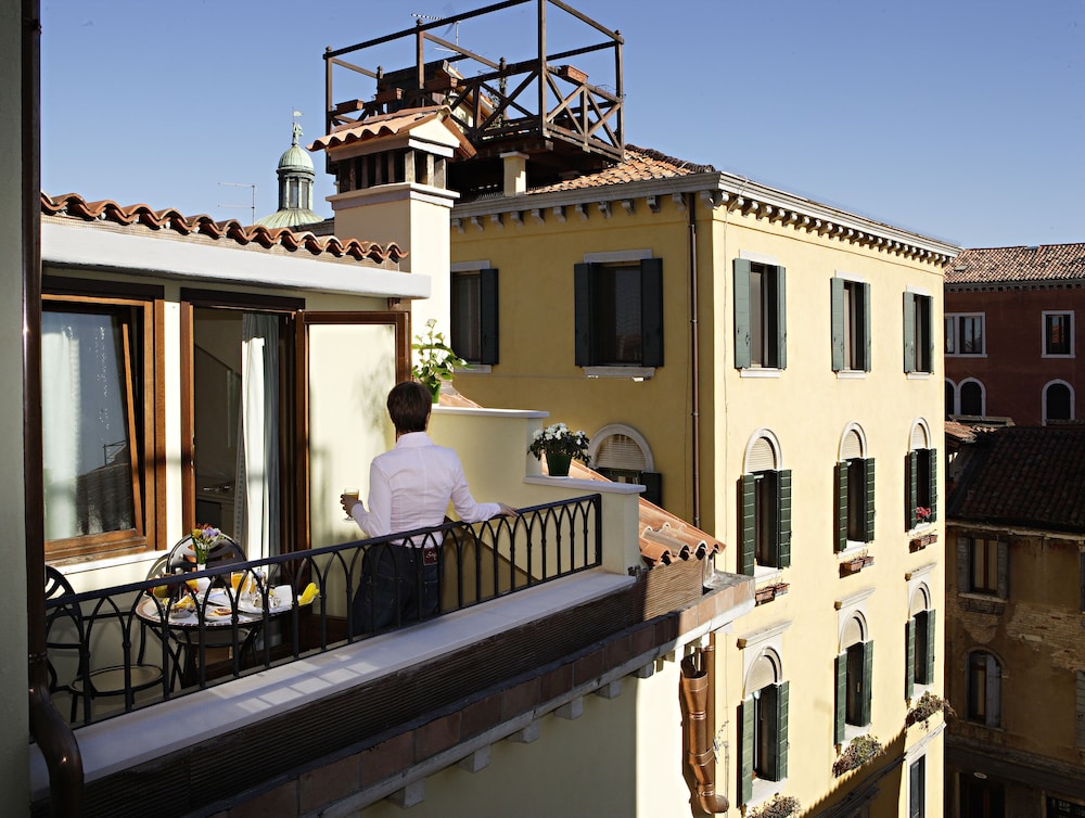 Carlton Capri Hotel — Hotel building in Venice, Veneto