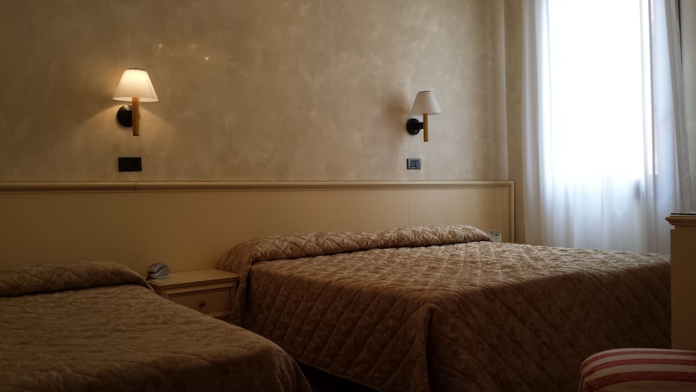 Carlton Capri Hotel — Hotel rooms in Venice, Veneto