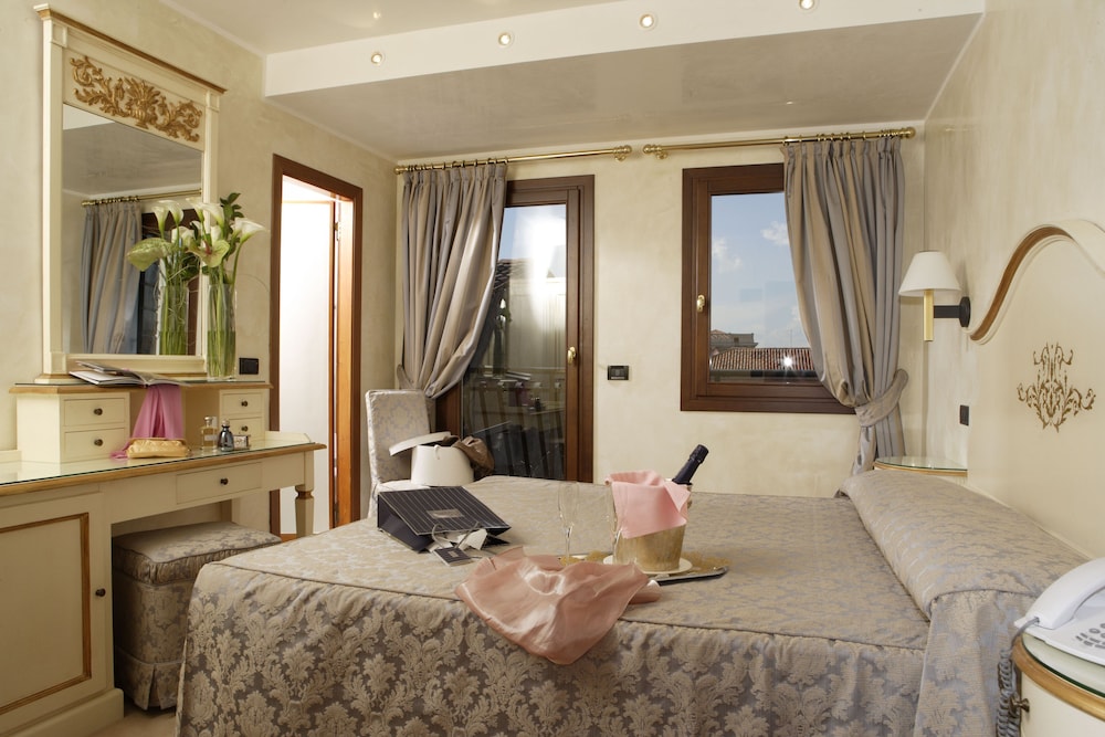 Carlton Capri Hotel — Hotel rooms in Venice, Veneto