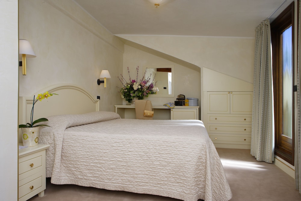 Carlton Capri Hotel — Hotel rooms in Venice, Veneto