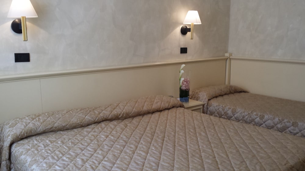 Carlton Capri Hotel — Hotel rooms in Venice, Veneto