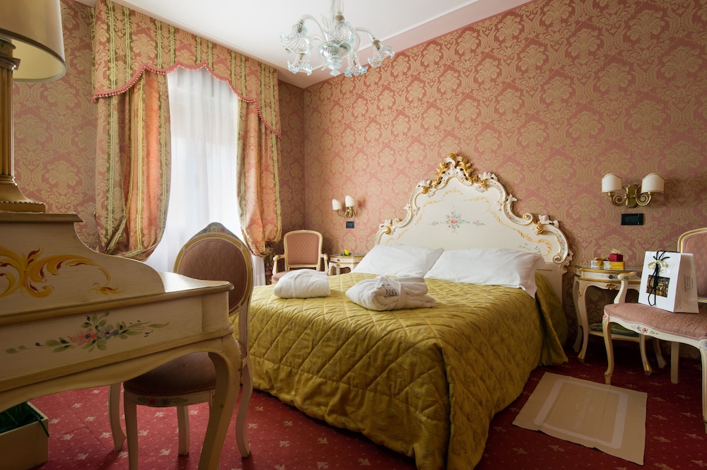 Hotel Carlton on the Grand Canal — Hotel rooms in Venice, Veneto