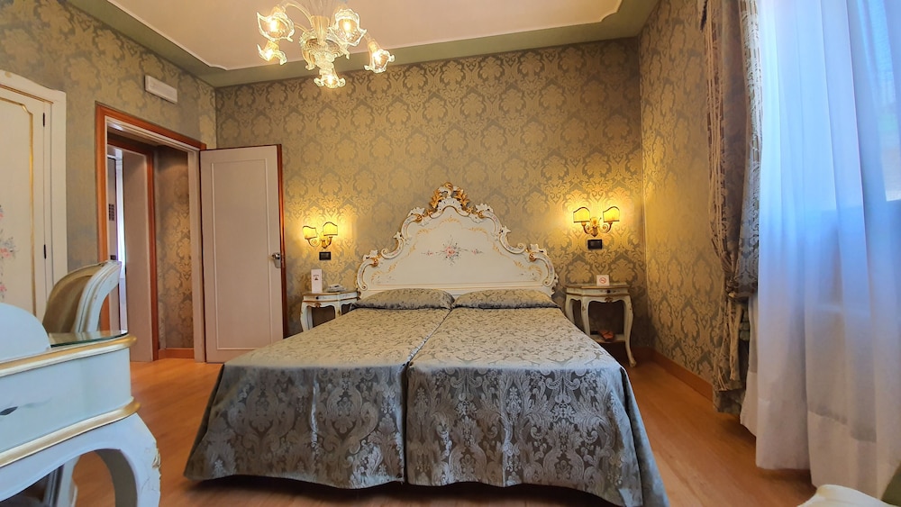 Hotel Carlton on the Grand Canal — Hotel rooms in Venice, Veneto