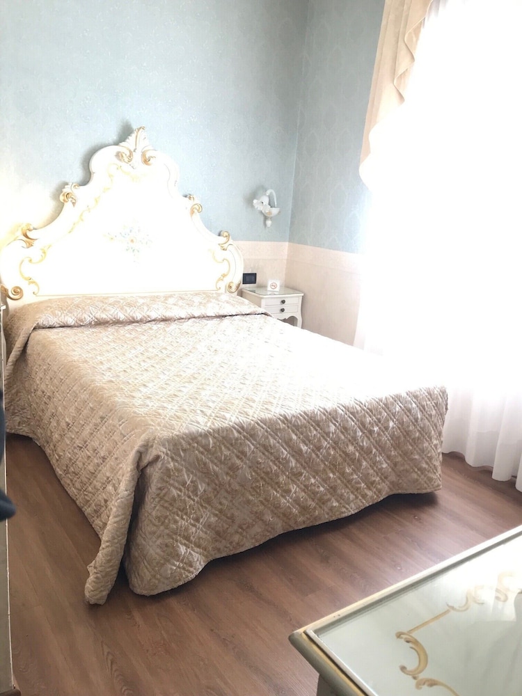 Hotel Carlton on the Grand Canal — Hotel rooms in Venice, Veneto