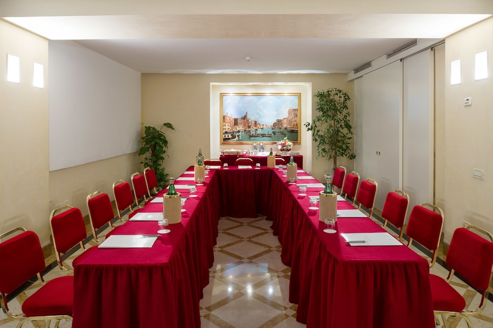 Hotel Carlton on the Grand Canal — Hotel building in Venice, Veneto
