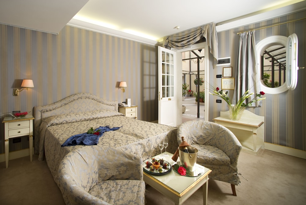 Hotel Carlton on the Grand Canal — Hotel rooms in Venice, Veneto