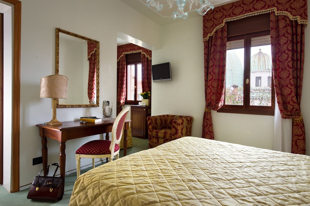 Hotel Carlton on the Grand Canal — Hotel rooms in Venice, Veneto