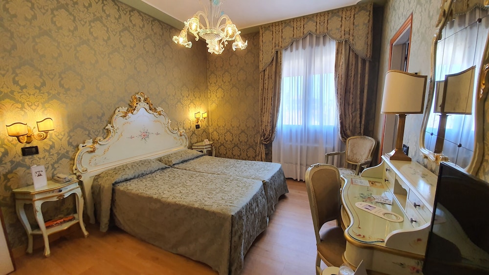 Hotel Carlton on the Grand Canal — Hotel rooms in Venice, Veneto